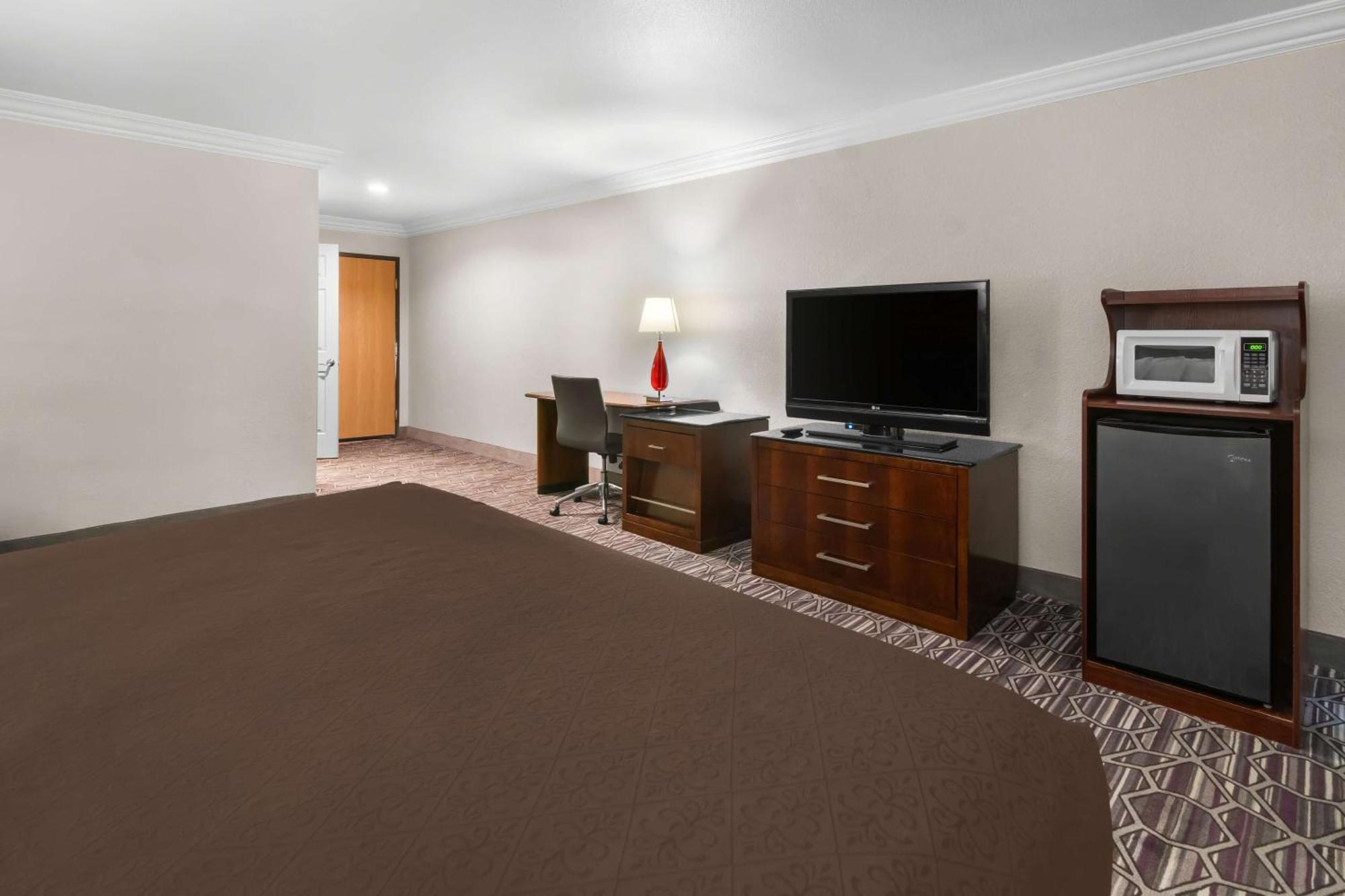 Surestay Plus By Best Western Fort Worth Benbrook Exterior photo